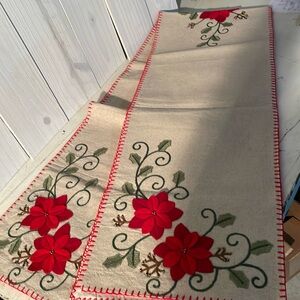 St. Nicolas Square Table Runners